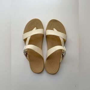 WOMEN'S CROCS TULUM TOE POST SANDAL, Size w6, Oystel/Tan